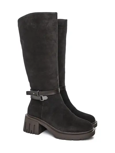 Сапоги коричневого цвета с декоративным ремешком